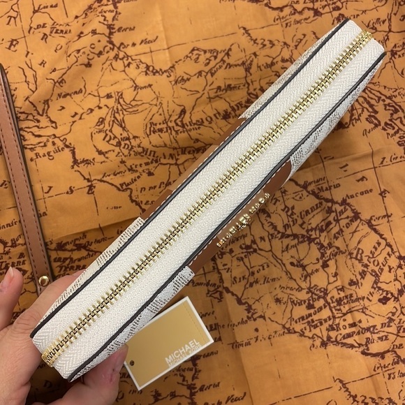 Brand New Michael Kors Large Travel Continental White/Lugg Center Stripe Wallet - Picture 9 of 15